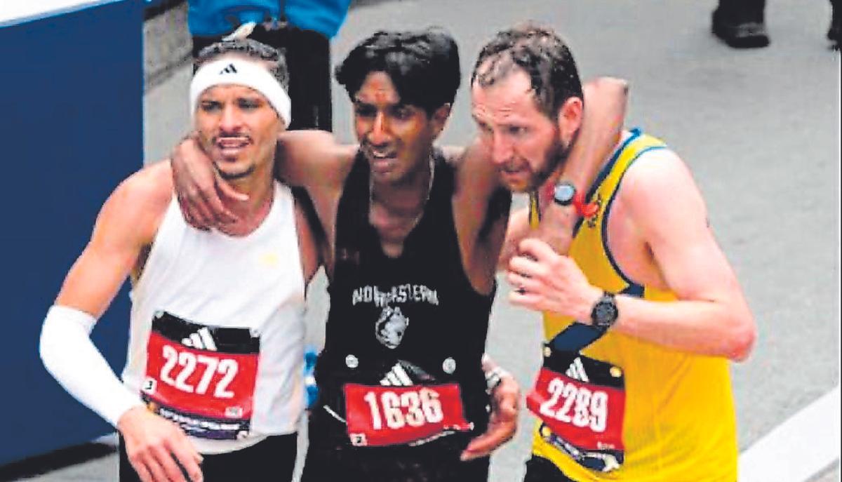 Aaron Beggs y Robson De Oliveira se detuvieron para ayudar a llevar a un exhausto Ajay Haridasse hasta la línea de meta del maratón de Boston.