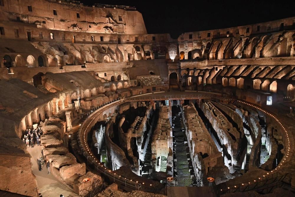 El Papa preside el Via Crucis en el Coliseo romano.