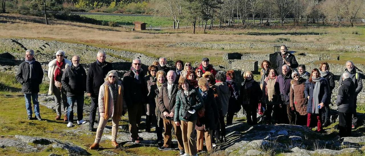 Excursión organizada el cursopasado dentro de las asignaturas de Historia y Geografía de Galicia. En la imagen, los alumnos en el castro de San Cibrao de Las. // Duvi