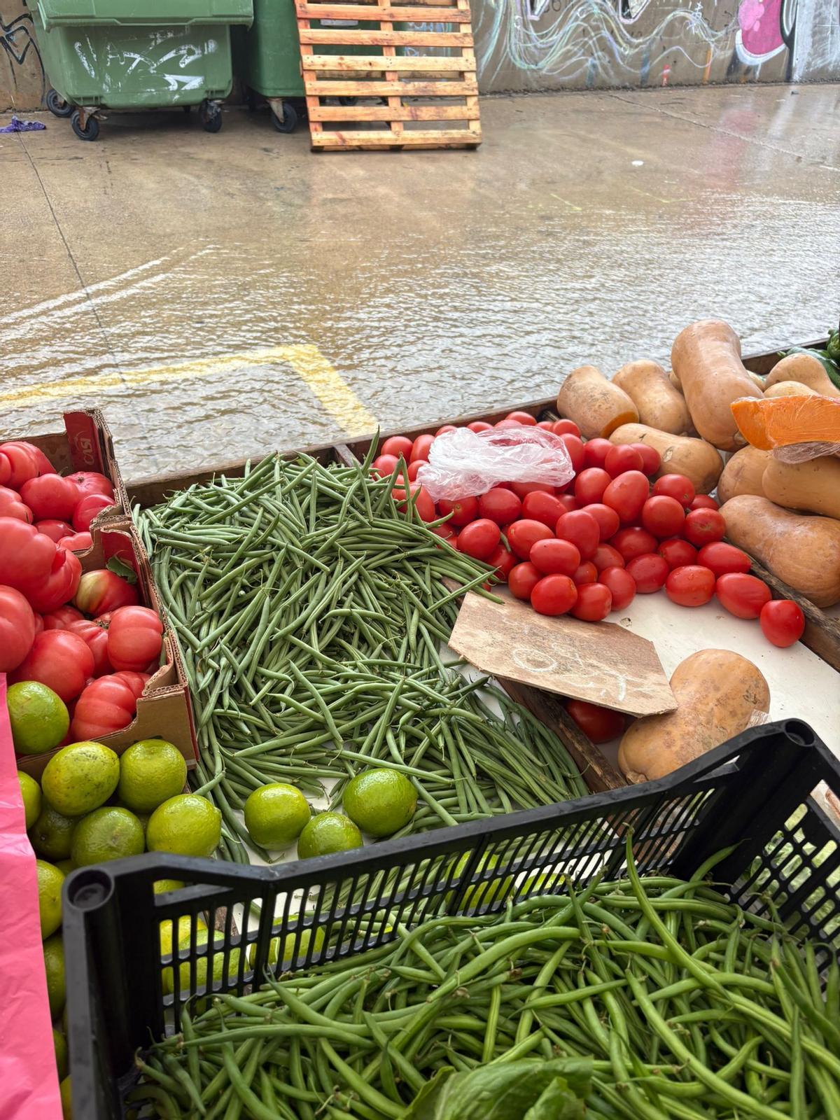La pluja complica la feta dels paradistes i la compra dels clients
