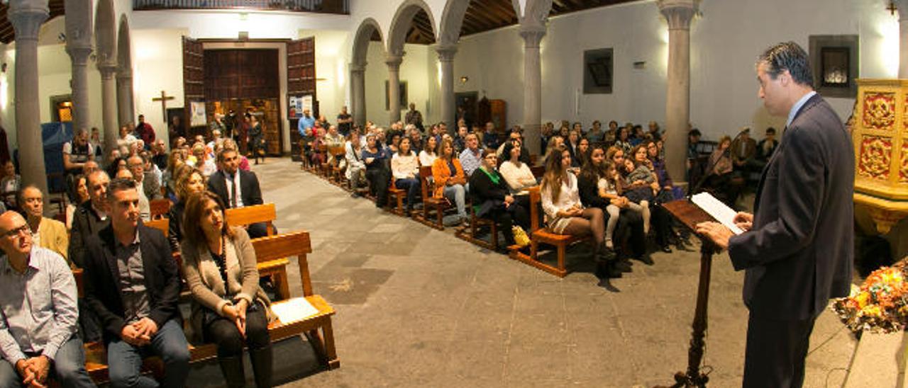 Lorenzo Esma, anoche, durante la lectura del pregón en la iglesia de Jinámar.