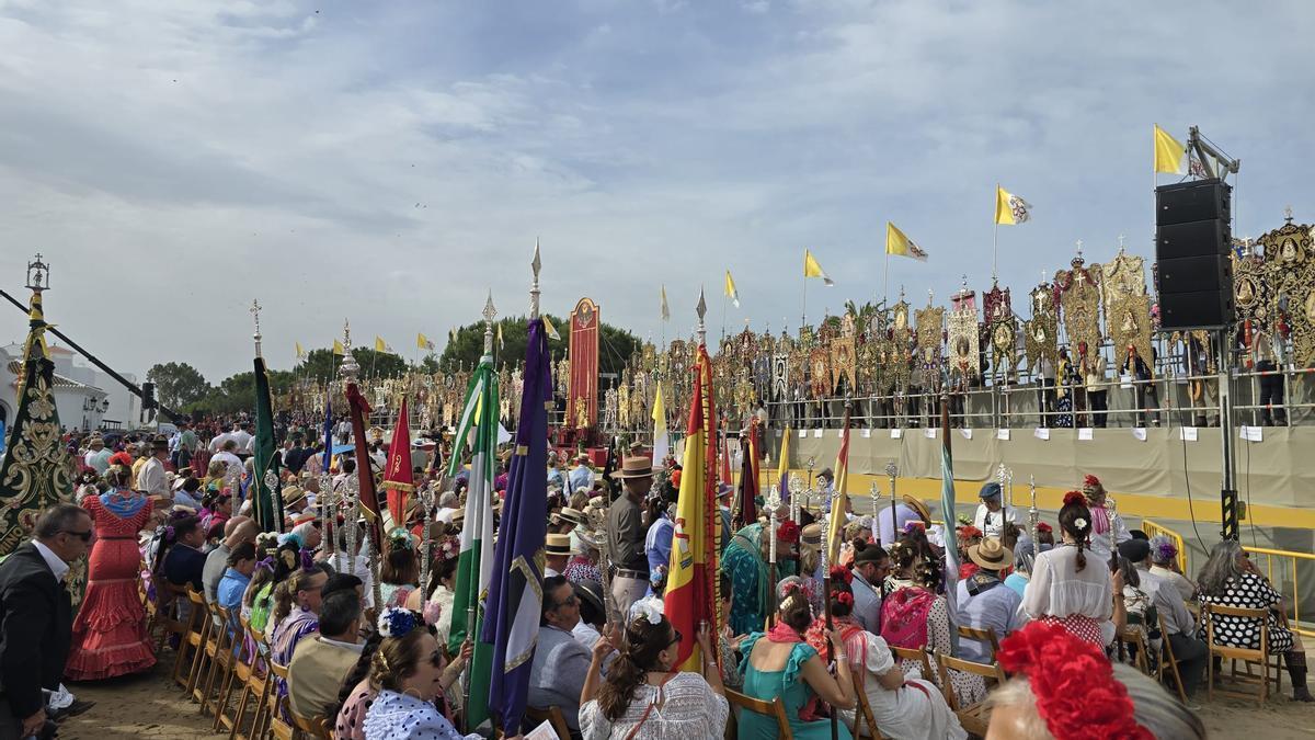 Misa pontifical el Domingo de Pentecostés en el Paseo Marismeño
