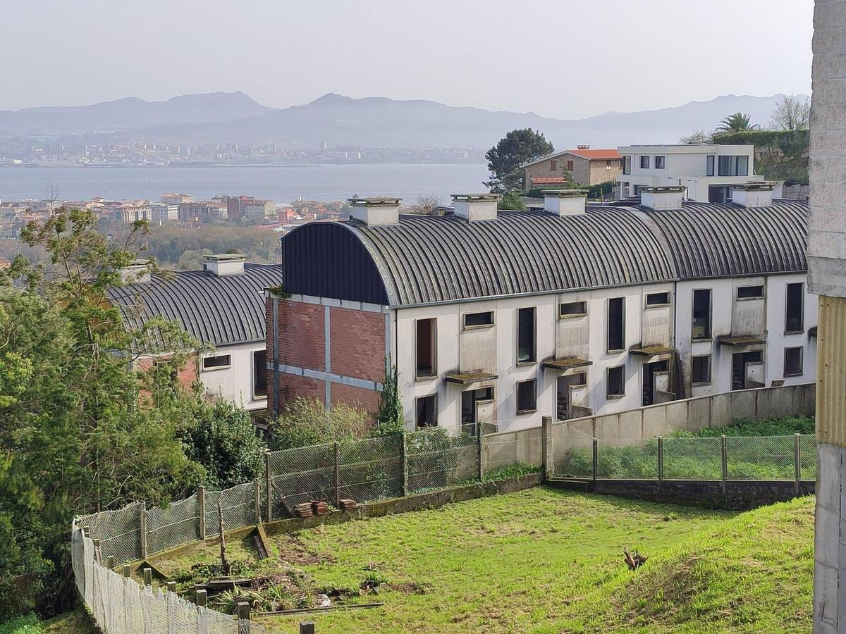 Una vista de la urbanización de A Regueira, en Cangas, que salió a subasta y por la que no se presentó ninguna oferta.