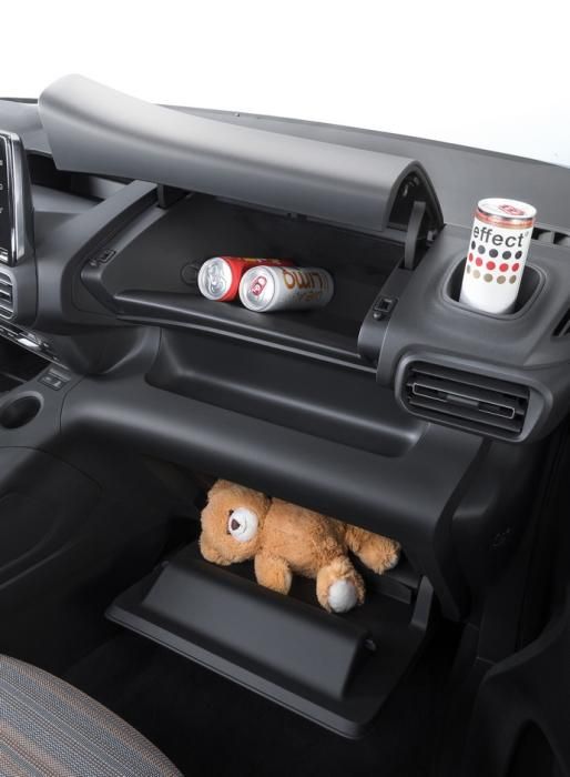 Room galore: The split-level glovebox of the new Opel Combo Life offers plenty of storage space, especially at the top, thanks to the installation of the passenger airbag in the roof.