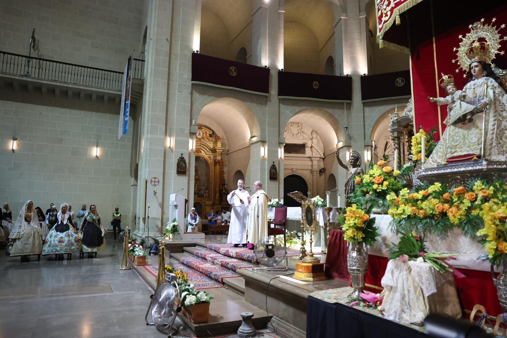Berta y la corte completan la Ofrenda de Alicante