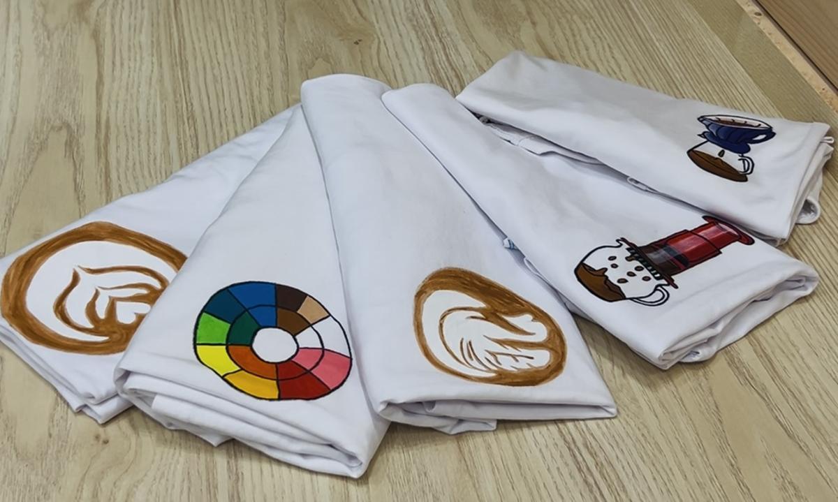 Camisetas diseñadas por la artesana Marabe inspiradas en métodos de filtrado, rueda de sabores de café y 'latte art'