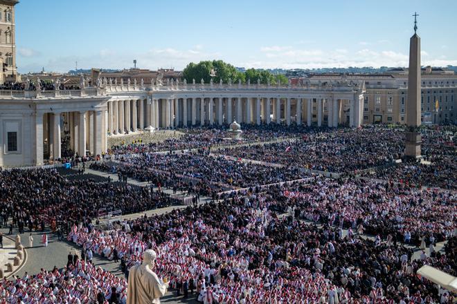 Las imágenes de la plaza de San Pedro antes del inicio del funeral del papa Francisco