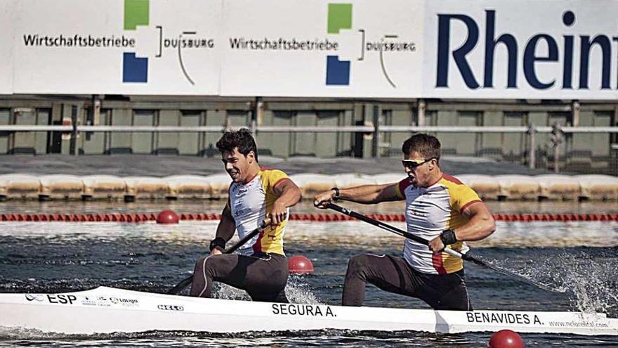 Los mallorquines Sete Benavides y Toni Segura durante la prueba en C2 200.