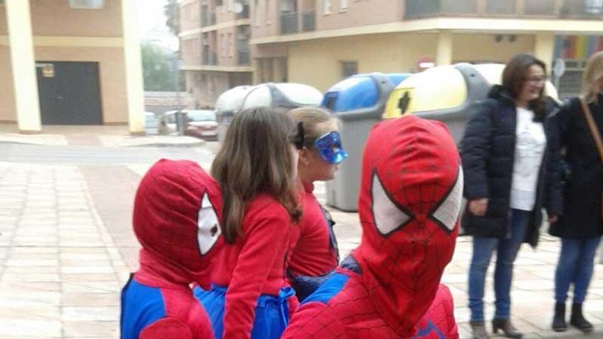 3.000 niños protagonizan el desfile de carnaval de Almendralejo