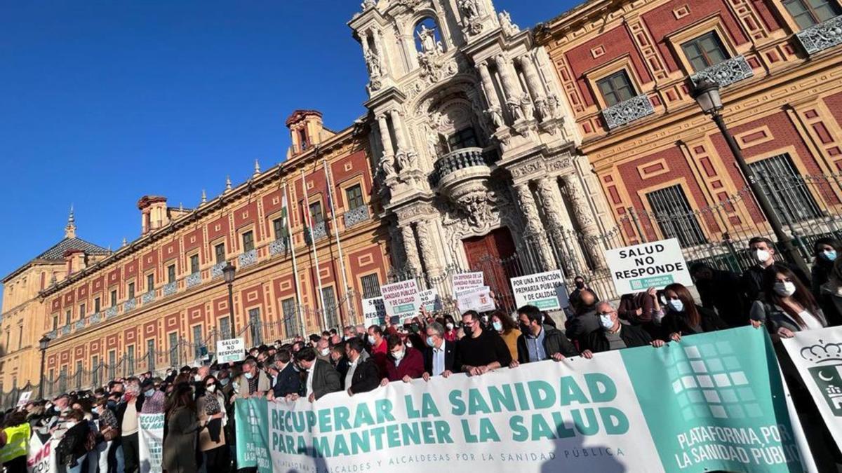Concentración de alcaldes celebrada ayer ante el Palacio de San Telmo..