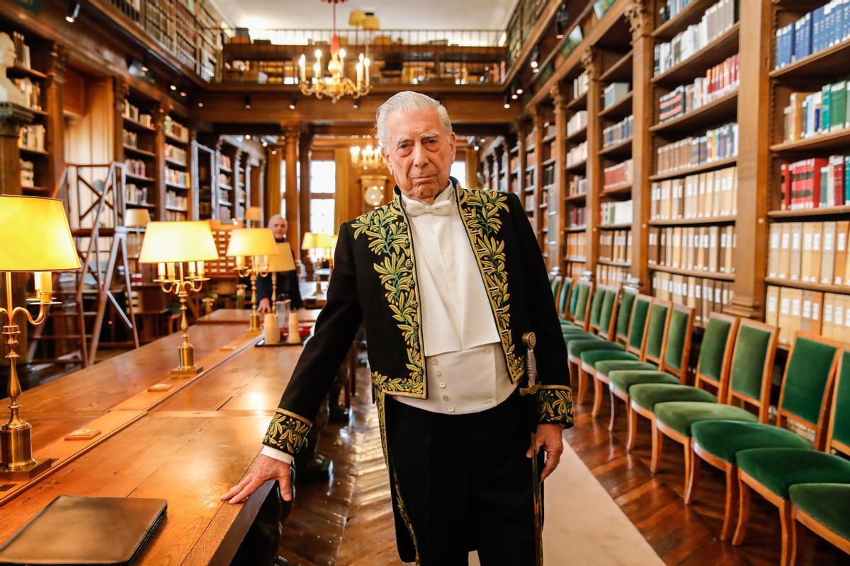 El Premio Nobel de Literatura Mario Vargas Llosa en una imagen del pasado mes de febrero, tras las ceremonia de admisión en la Academie Francaise, la academia de la lengua francesa.