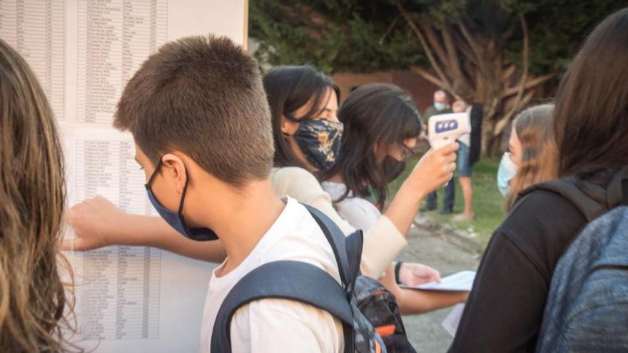 Alumnes a les portes de l&#039;institut Pius Font i Quer de Manresa |