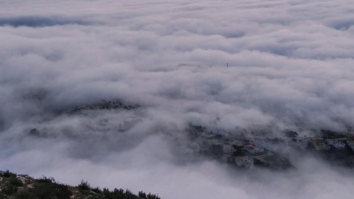 Los chalés, &quot;devorados&quot; por la espesa niebla