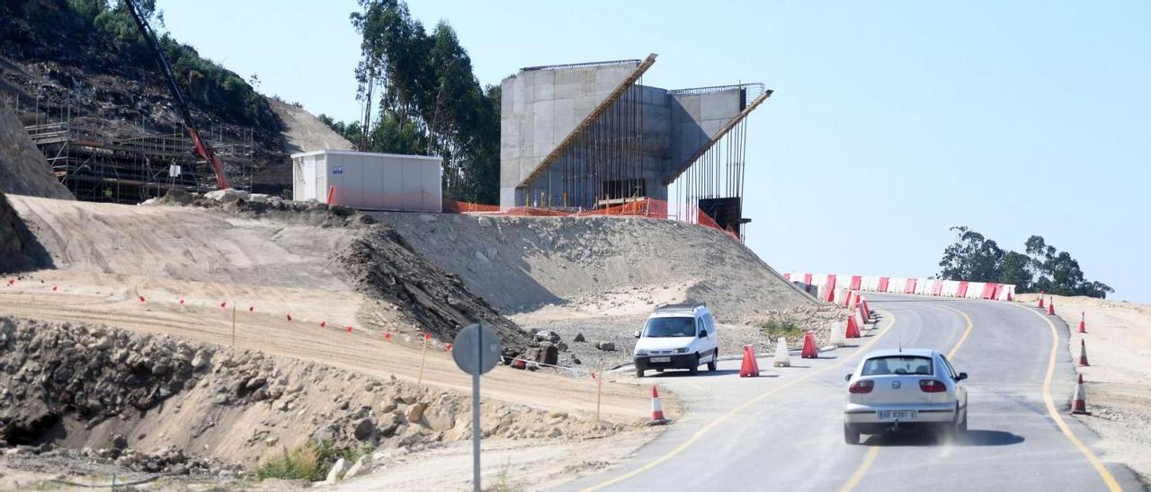 Una de las bases de un paso elevado de las obras de la A-57, junto a la carretera que se corta mañana.