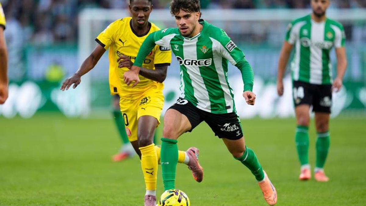 Asprilla persegueix Abde, amb la pilota als peus, en una acció del partit d’ahir.