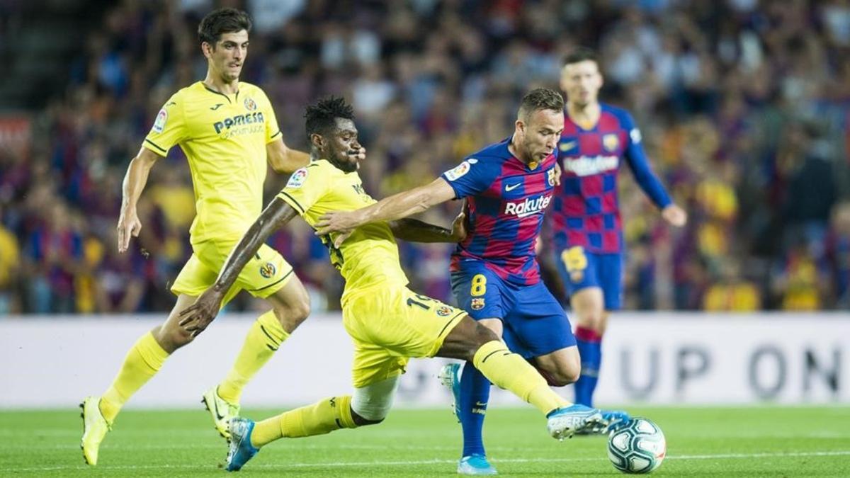 Arthur protege el balon del acoso de Anguissa  durante el partido de liga entre el FC Barcelona y el Villarreal