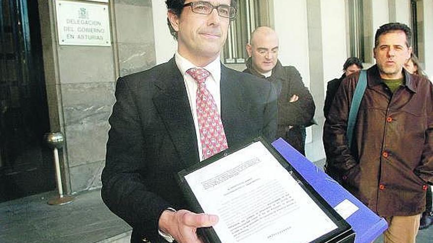 El abogado Carlos Álvarez Buylla, ante la Delegación del Gobierno, con la petición al Defensor del Pueblo, el jueves.