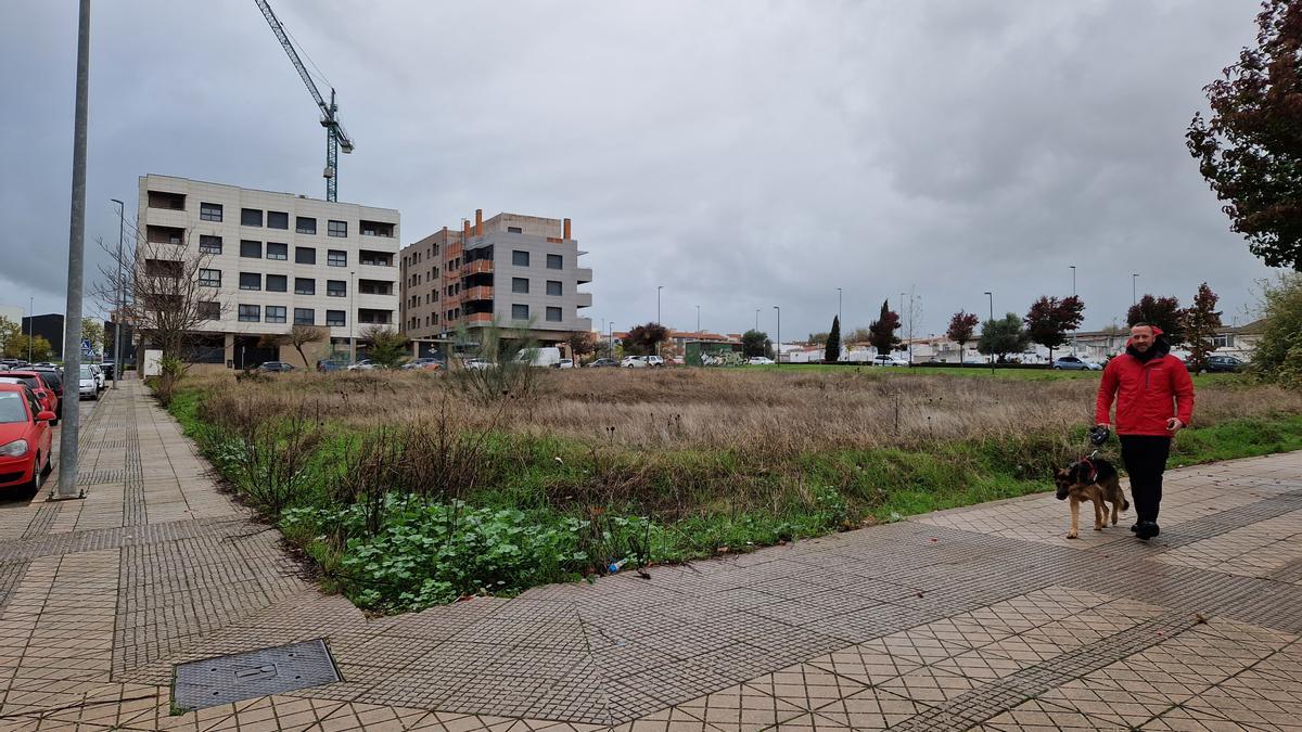 El terreno del ayuntamiento que se cede da a la avenida de Dulcinea y a la calle Cueva de la Pasiega.