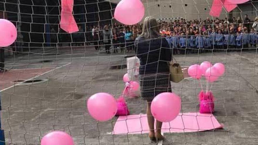 El rosa conquista el patio del colegio Lastra de Mieres