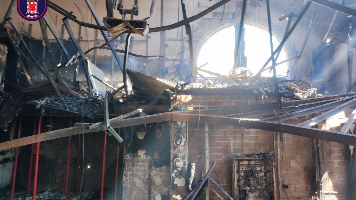 El interior de la discoteca la Fonda, gravemente dañada por el incendio.