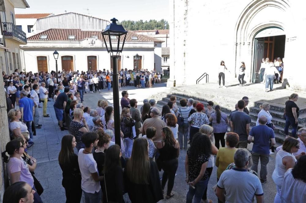 Redondela se vuelca y arropa a las familias de las víctimas de la AP-9