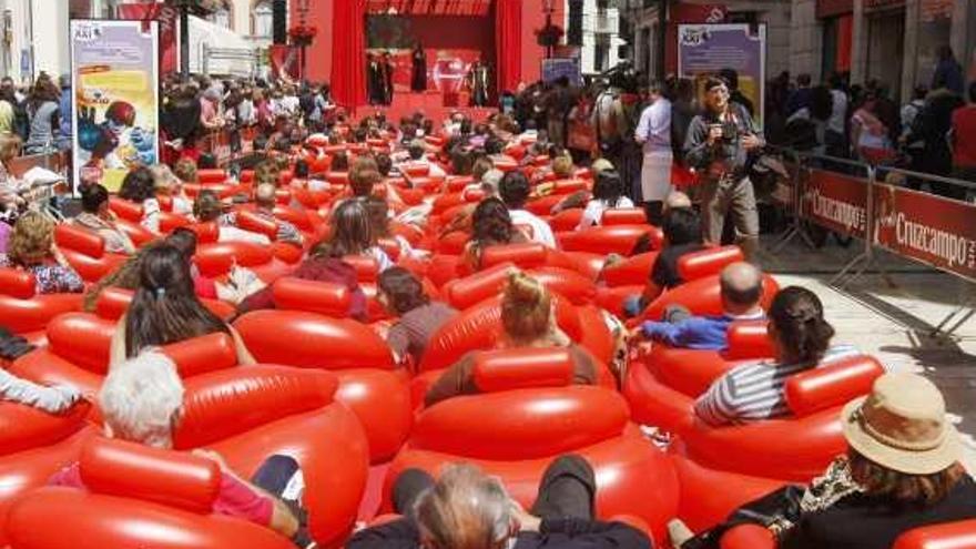 Cuatrocientos sillones hinchables se instalaron ayer a lo largo de la calle Larios.