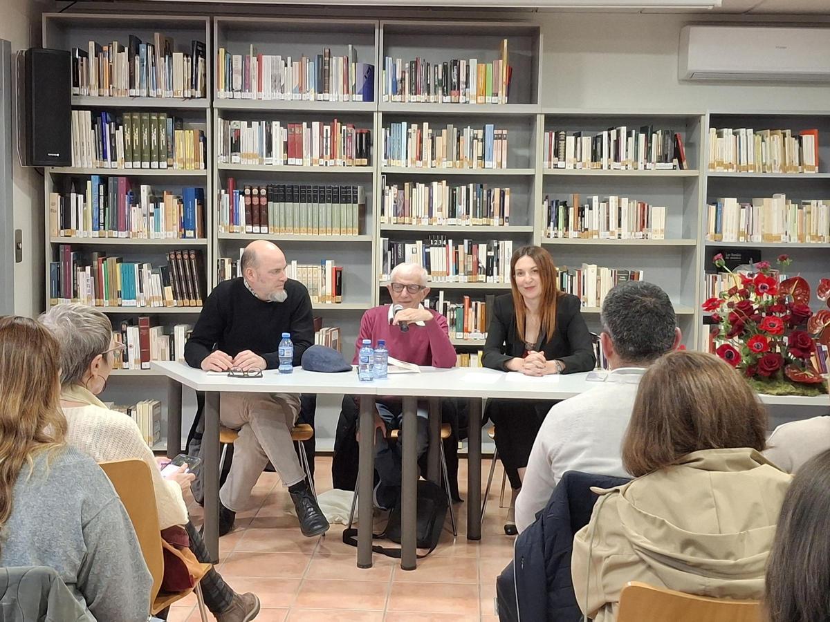 Òscar Soria, Carles Mulet y Empar Ferrer, durante la presentación del poemario