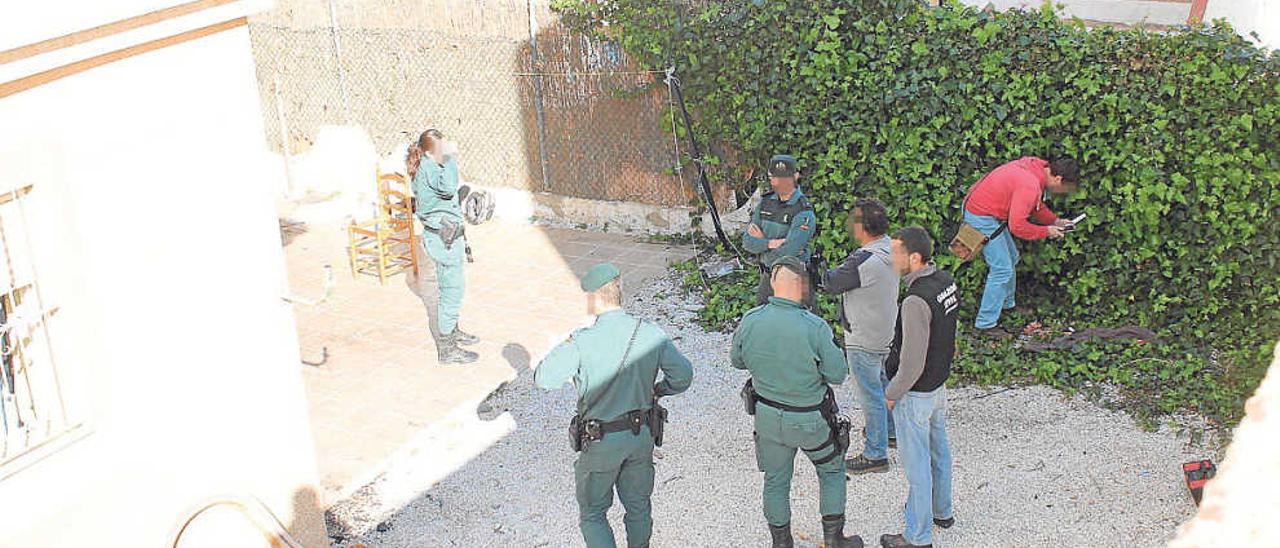 La Guardia Civil desmantela un punto de venta de droga en un piso abandonado
