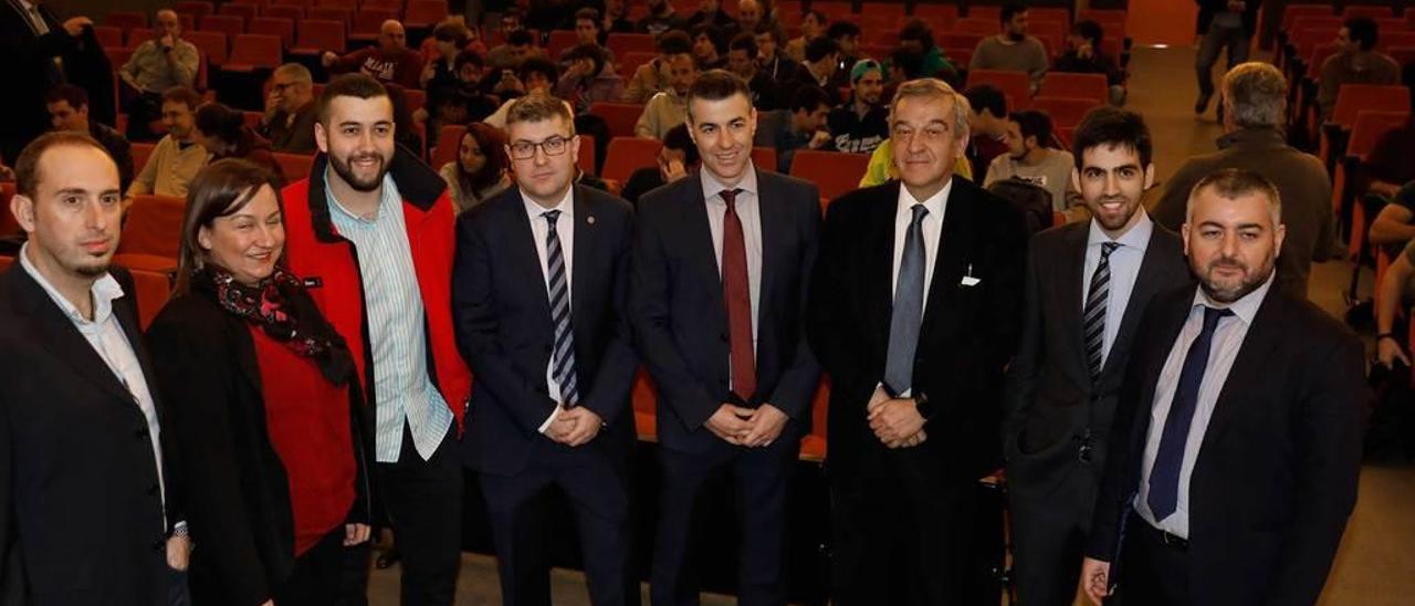 Representantes de Marflet Marine y de la Escuela de Marina Civil, en el acto celebrado ayer.