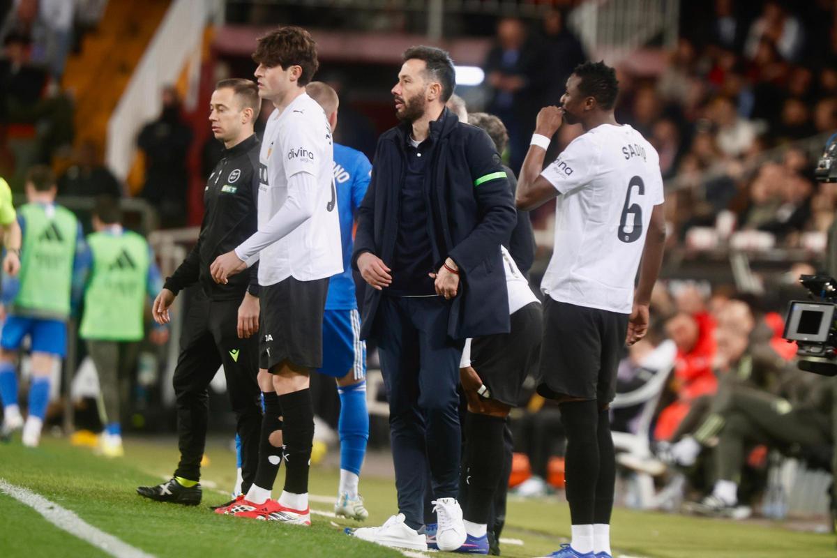 Carlos Corberán, entrenador del Valencia en el momento de los últimos cambios