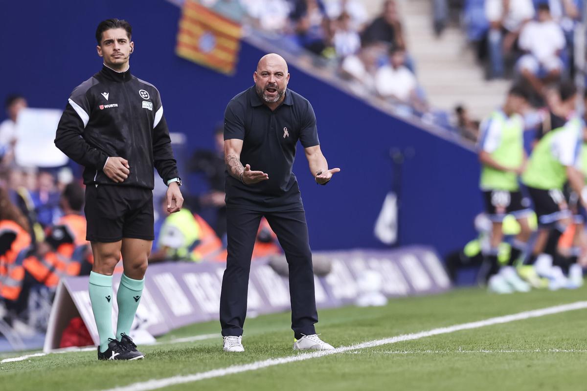 Manolo González gesticula durante el partido contra el Atlético de este sábado.