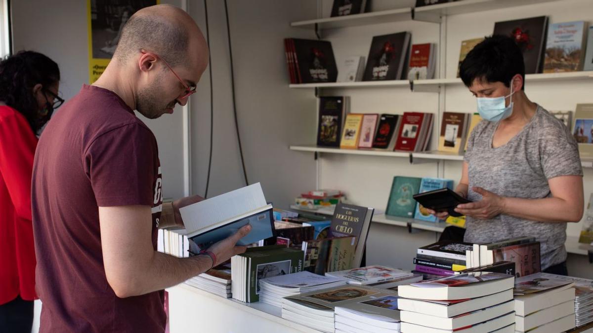 Lectores en la Feria del Libro. | Jose Luis Fernández