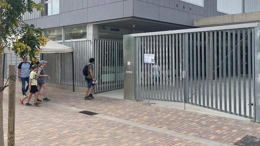 Persones acudeixen a votar a l'escola Pla del Puig de Sant Fruitós de Bages