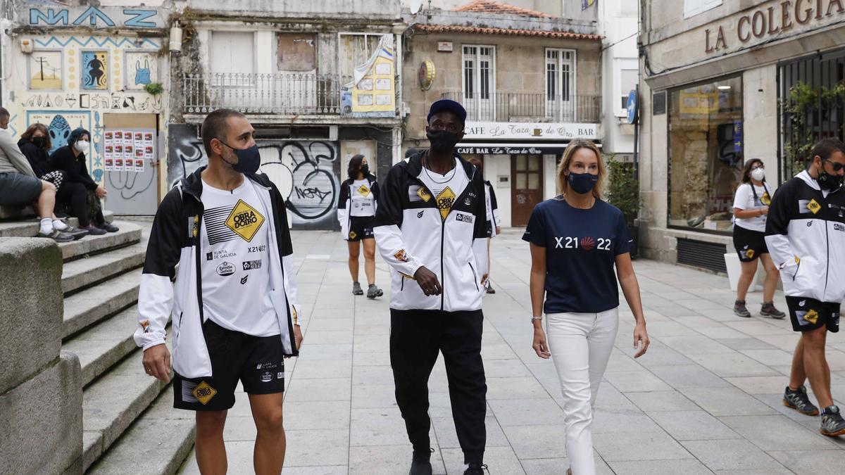 El ex NBA, Craig Hodges, a su paso por el Casco Vello de Vigo.