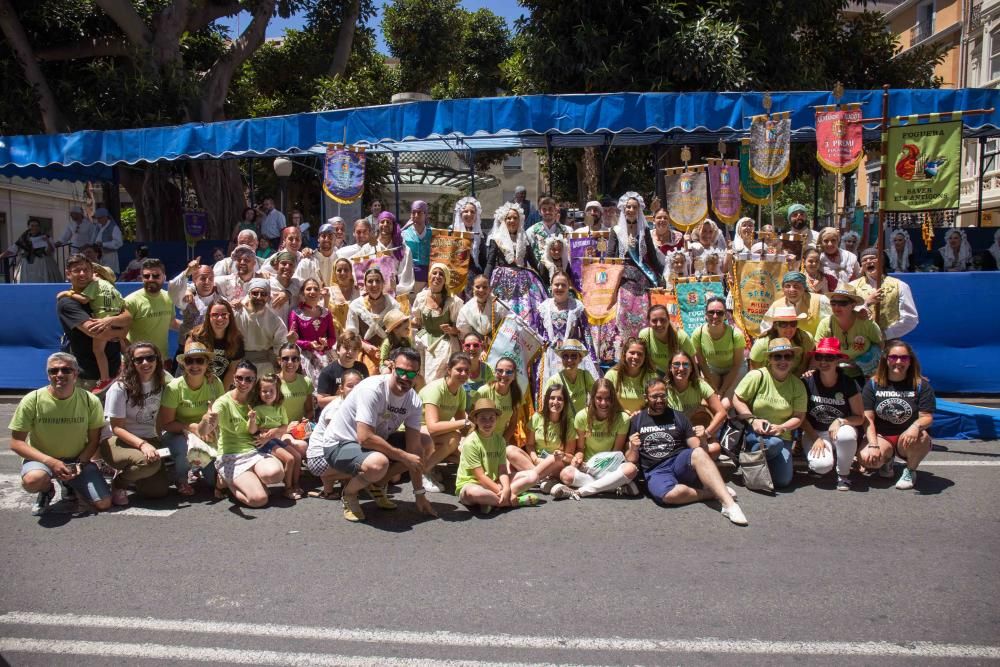 El Desfile de Entrega de Premios culmina con la entrega de más de 600 galardones a hogueras y barracas