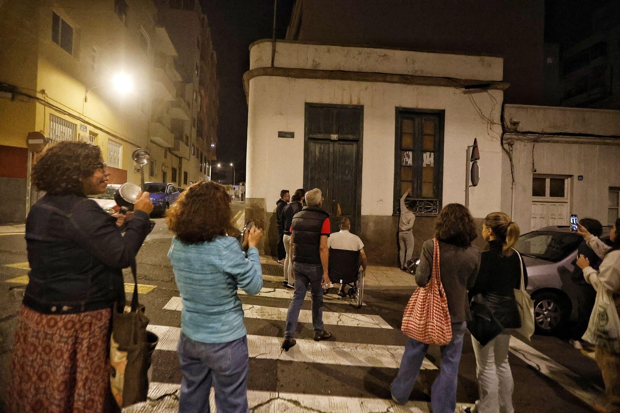 Cacerolada de los vecinos de El Toscal contra la inseguridad y la ocupación de viviendas

