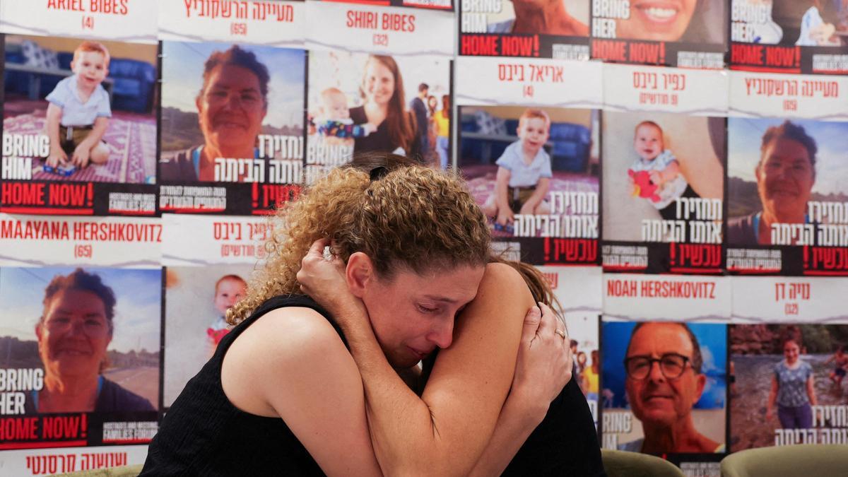 Dos mujeres con familiares secuestrados se reconfortan mutuamente en una rueda de prensa el pasado sábado en Tel Aviv.