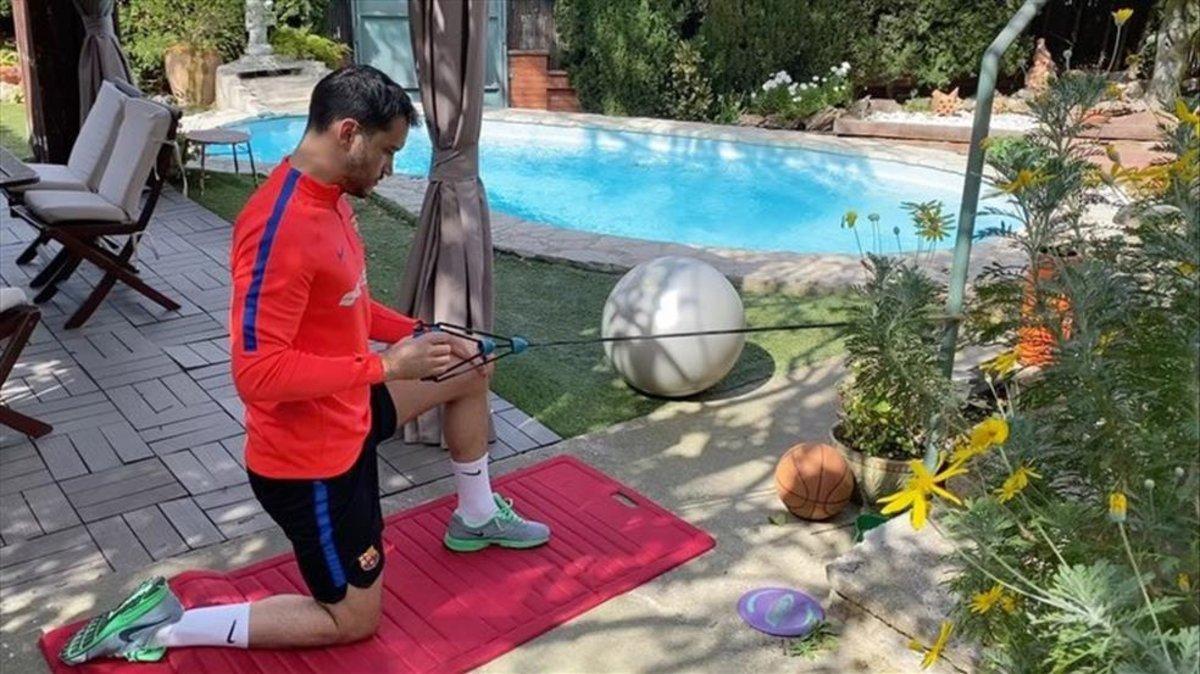 Pau Bargalló se entrena en el patio de su casa