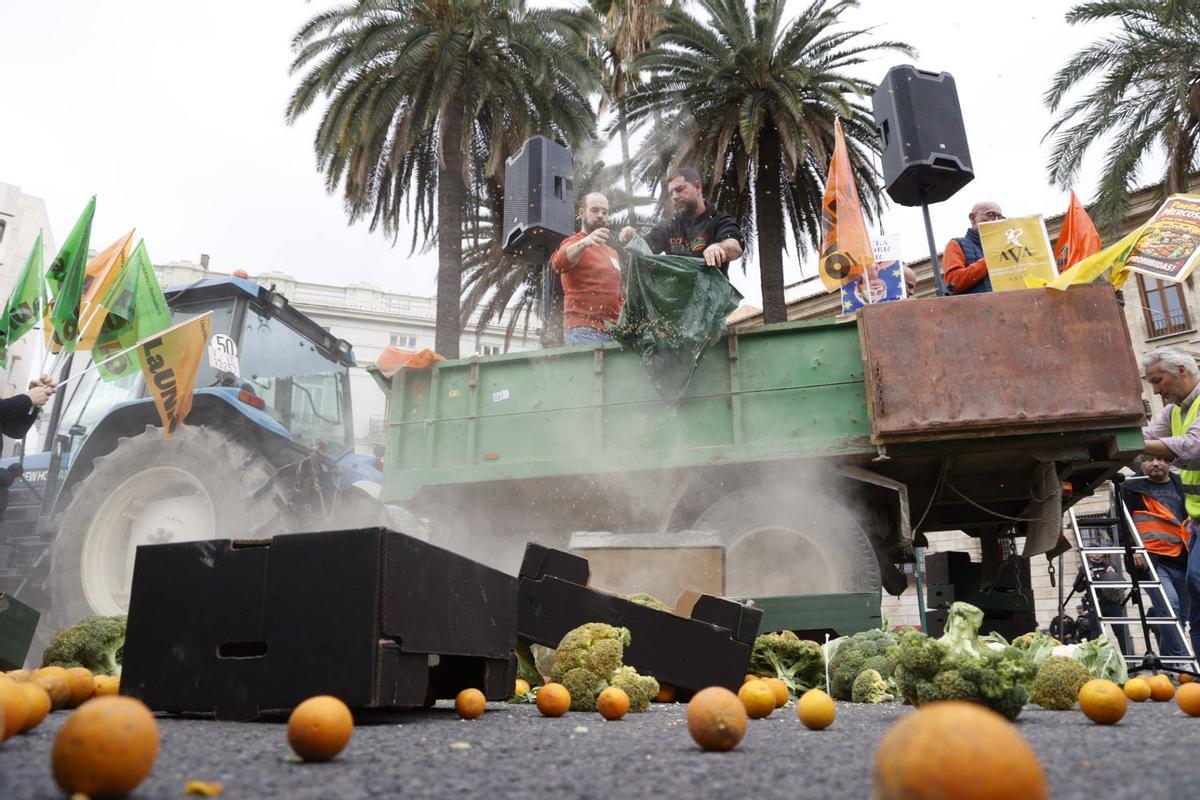 Colapso en las calles de València en el inicio de la tractorada por el acuerdo de la UE y el Mercosur