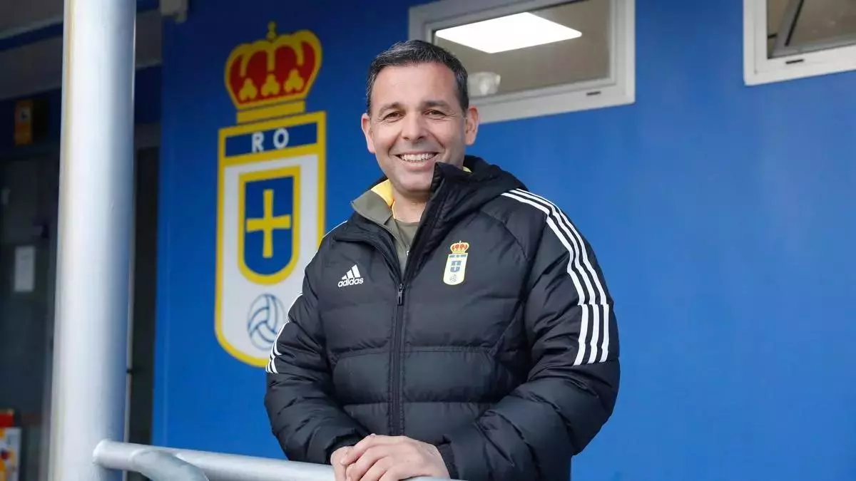 Adiós a Javi Calleja en el Oviedo: dos técnicos con pasado azul, candidatos a sustituirle en el banquillo