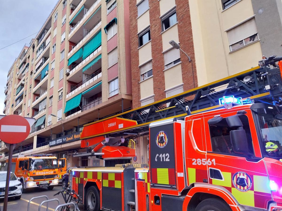 Dos vehículos de bomberos junto a la finca en la que se ha producido el incendio.