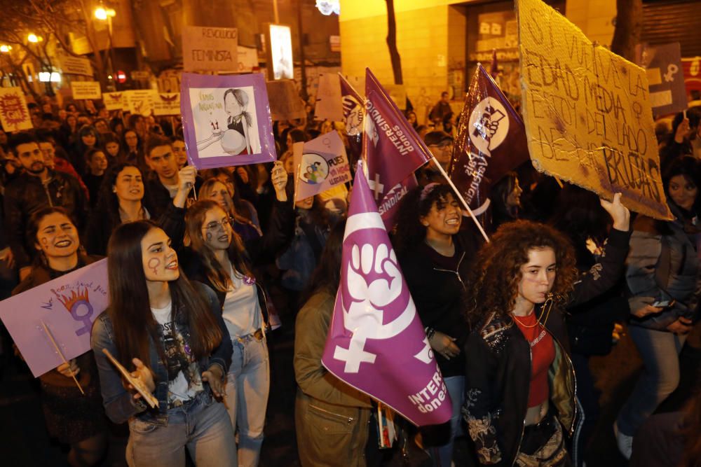 Masiva manifestación en el Día de la Mujer en València