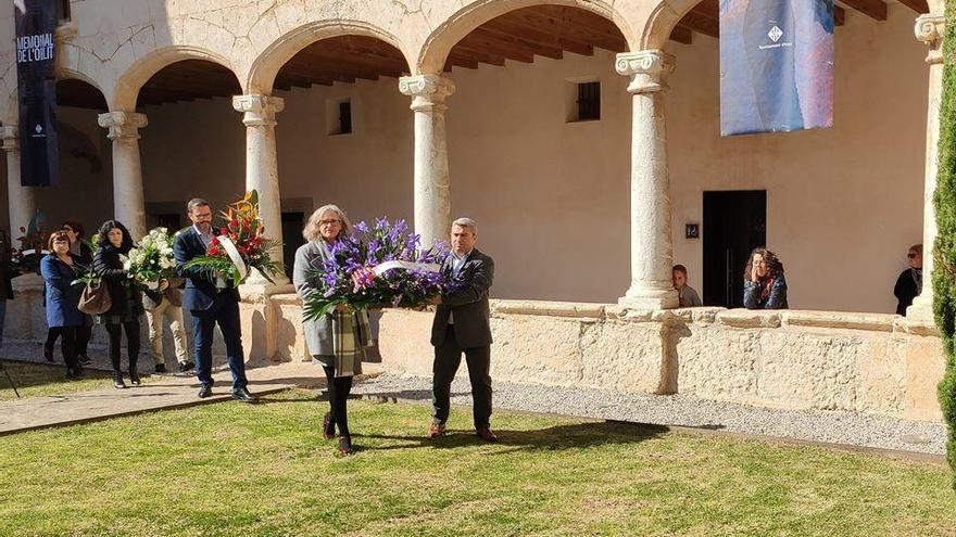 Alice Weber y Virgilio Moreno depositan una corona de flores en el claustro el pasado 22 de febrero.