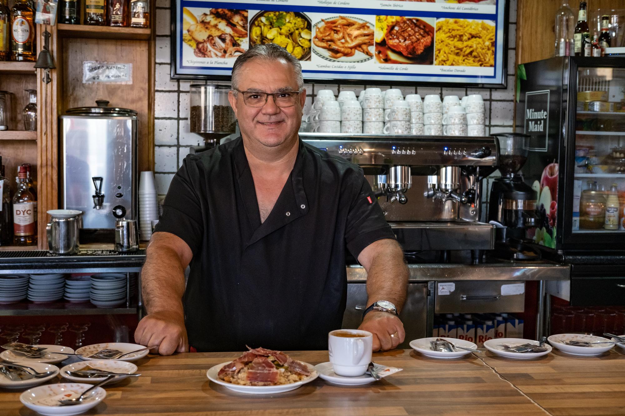 Antonio Vaquerizo sirve un plato de migas con café en su cafetería.