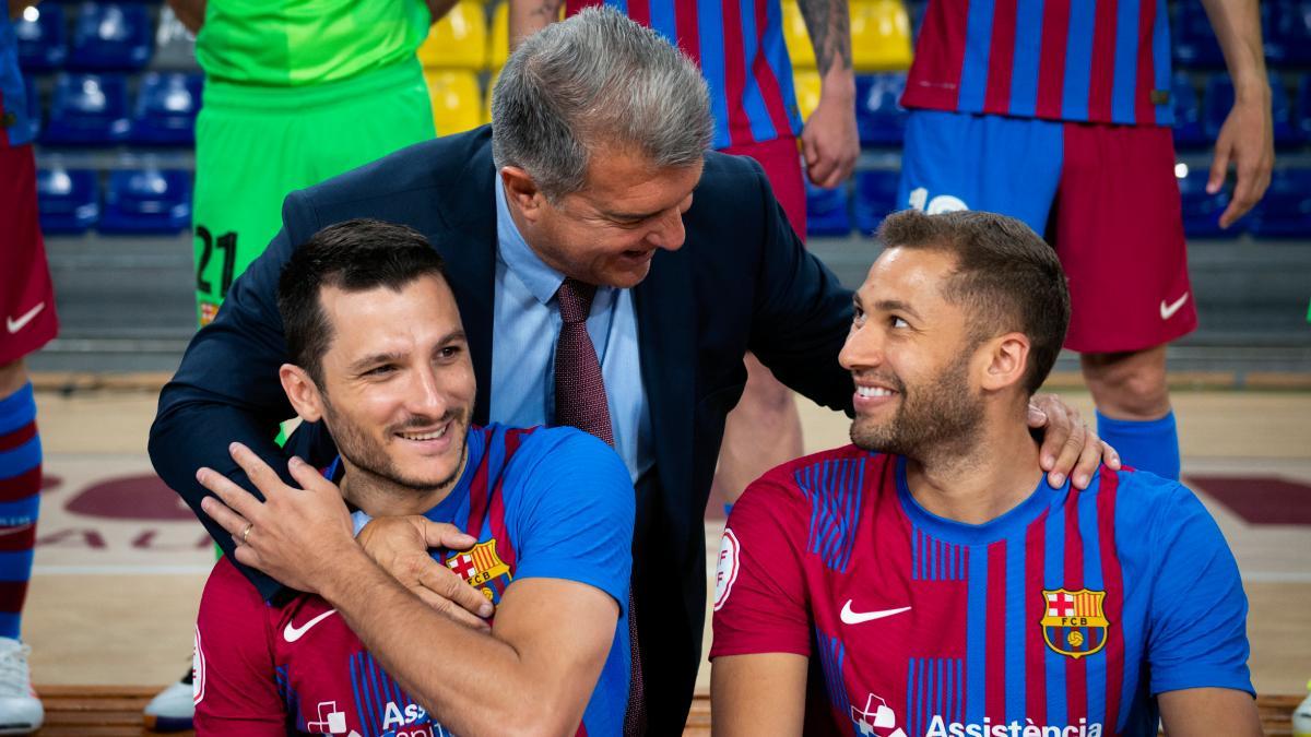 Laporta bromeó con los jugadores de fútbol sala antes de la foto oficial