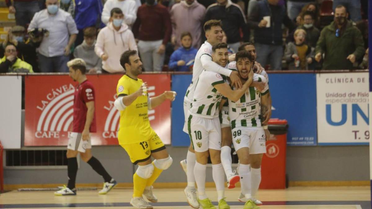 Varios jugadores del Córdoba Futsal celebran un gol.