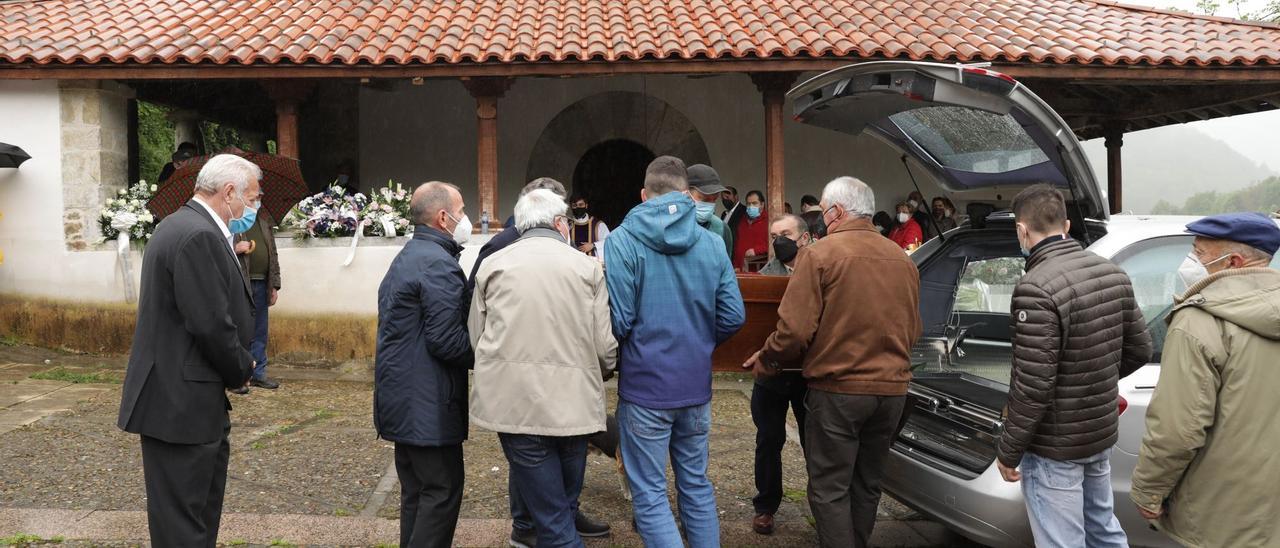 Imagen del funeral de María Teresa Aladro. JUAN PLAZA