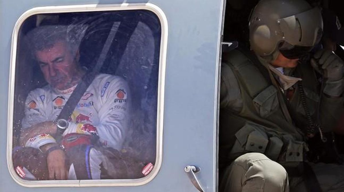 Carlos Sainz és evacuat en helicòpter després de patir un accident .