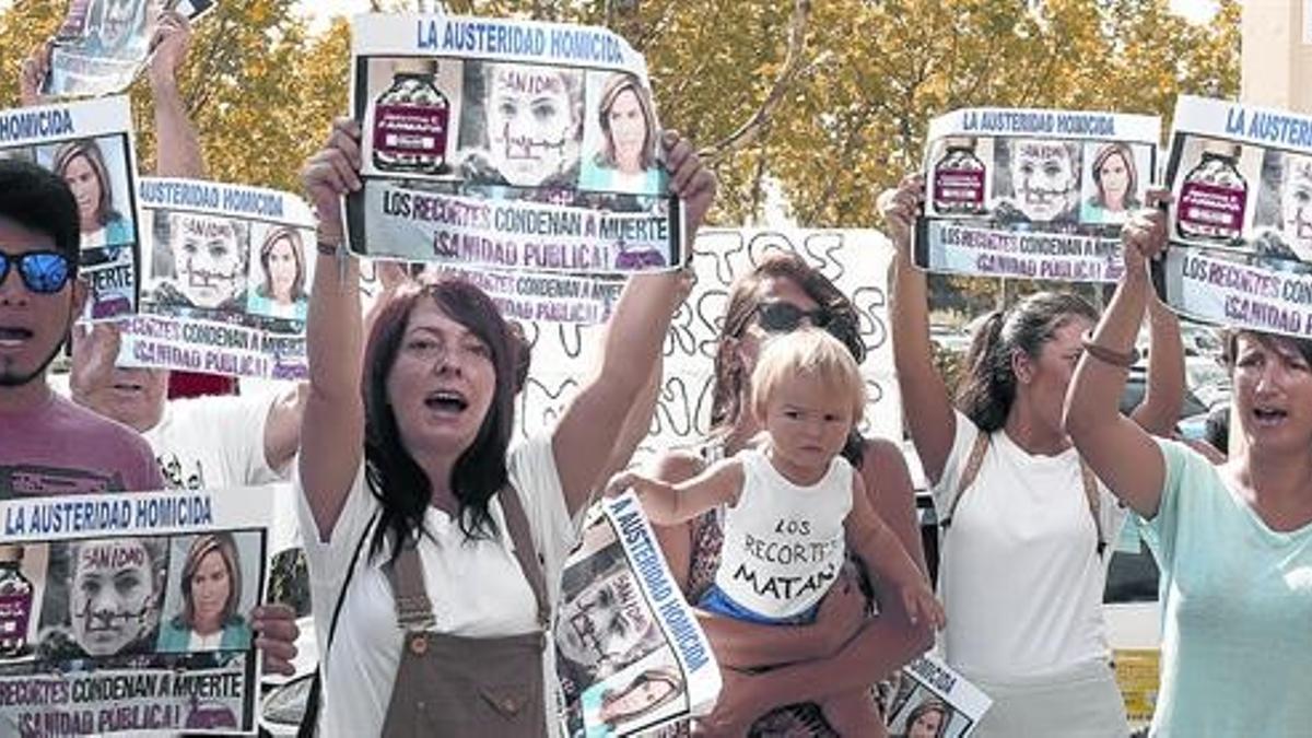 Protesta de  afectados por la hepatitis C, ayer en el Hospital de Getafe.