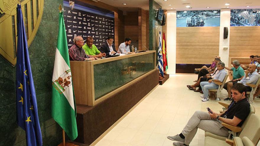 Imagen de la sala de prensa de La Rosaleda en plena reunión con los peñistas.